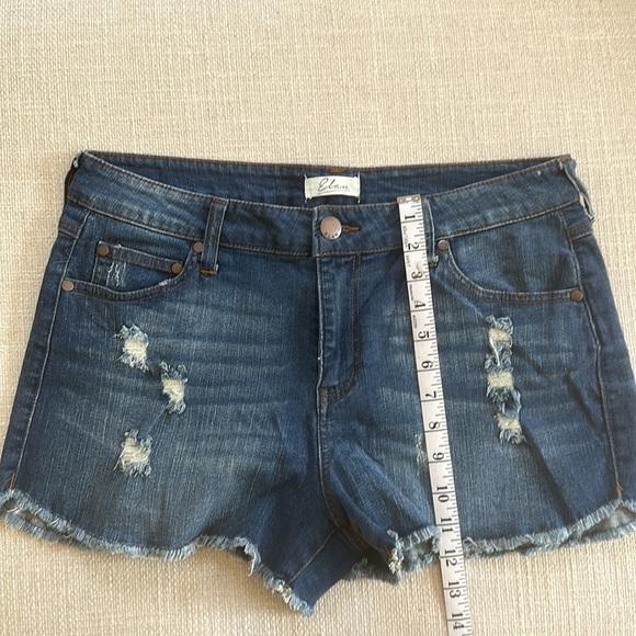 Elan distressed stretch fringe jean shorts Size Large - Picture 4 of 5
